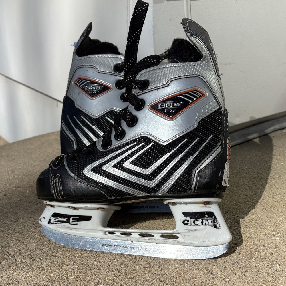 CCM Vector 4.0 Black and Silver Hockey Skates Youth 11j